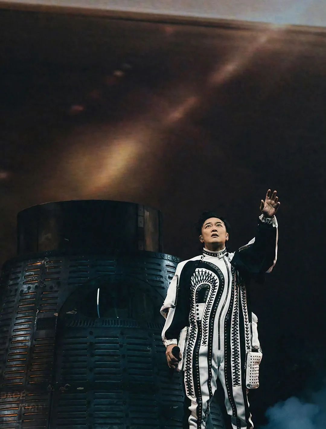 陈奕迅演唱会被要求说国语，摆黑脸怒怼观众，网友得知真相后：该怼！（组图） - 1