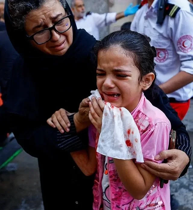 医生抱巴勒斯坦婴儿遗体痛哭，700多儿童殒命，以色列娃也遭厄运（组图） - 4