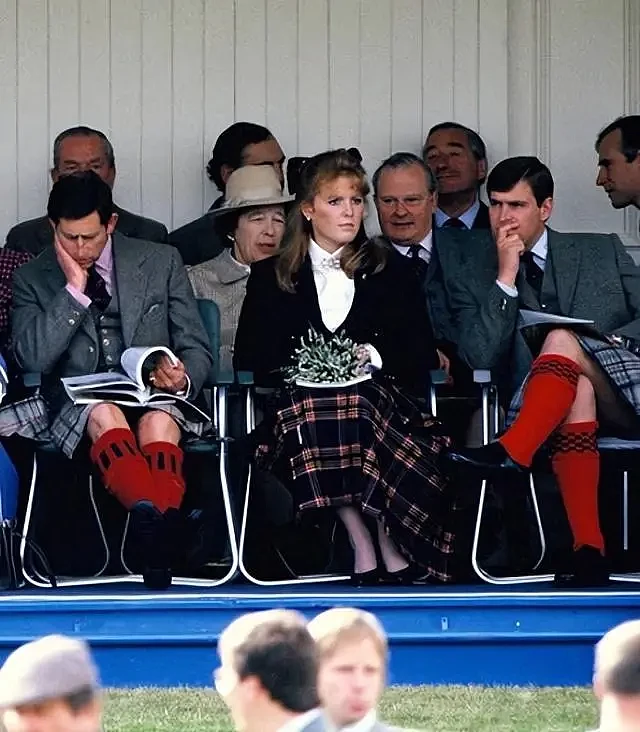 1992年，英国王室曝出最大丑闻：37岁富商吮吸着33岁王妃的脚趾（组图） - 17