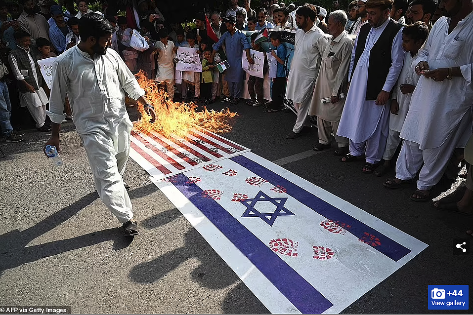 全球20国集体爆发大规模游行！焚烧国旗，与警方冲突，混乱开始在蔓延（组图） - 16
