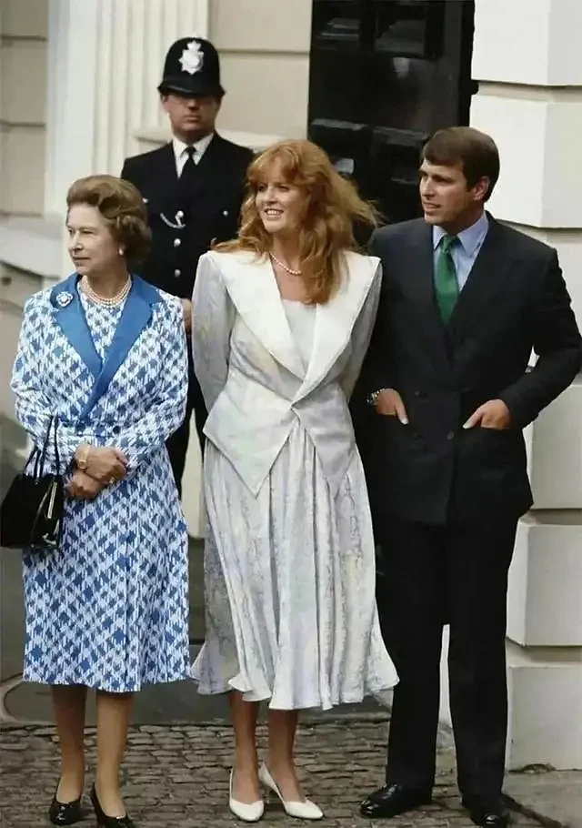1992年，英国王室曝出最大丑闻：37岁富商吮吸着33岁王妃的脚趾（组图） - 8