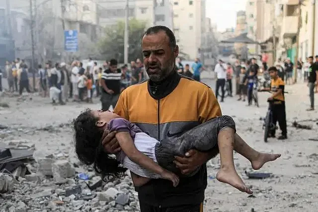 医生抱巴勒斯坦婴儿遗体痛哭，700多儿童殒命，以色列娃也遭厄运（组图） - 3