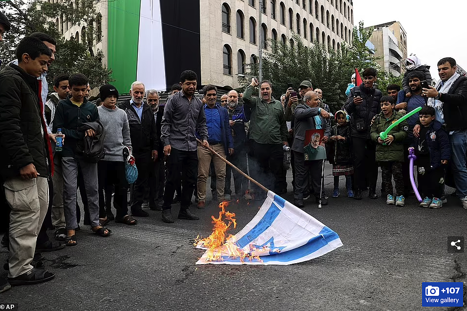 全球20国集体爆发大规模游行！焚烧国旗，与警方冲突，混乱开始在蔓延（组图） - 24