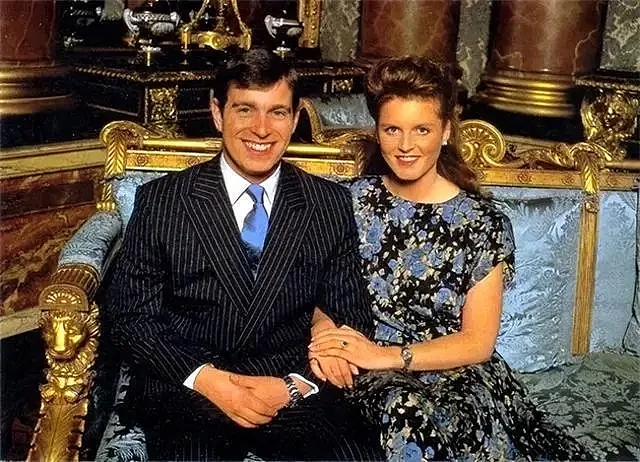 1992年，英国王室曝出最大丑闻：37岁富商吮吸着33岁王妃的脚趾（组图） - 10