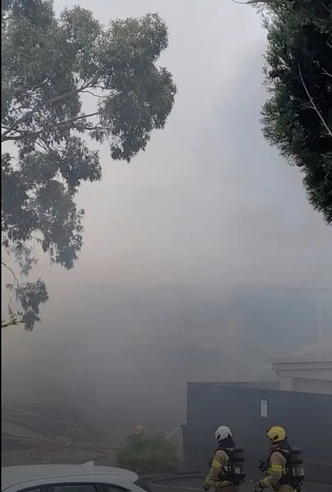 南澳购物中心Woolworths被烧毁， 损失超$1500万！ 居民区被毒浓烟笼罩， 两名男孩纵火被起诉（组图） - 5