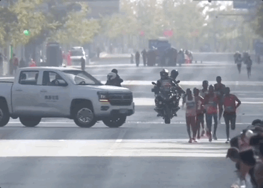 中国体育丑闻：本土高手马拉松被赛事车干扰，跟外籍选手拉大差距（组图） - 2