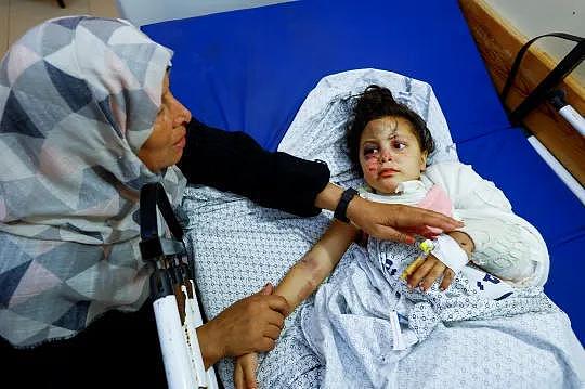 巴勒斯坦女孩从昏迷中醒来，发现自己孤身一人，14名至亲都遇难了（组图） - 1