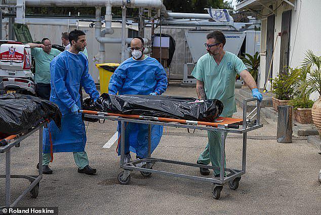 以色列法医工作中崩溃，297人遭哈马斯残害难识别，长幼相拥而亡（组图） - 5