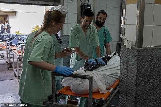 以色列法医工作中崩溃，297人遭哈马斯残害难识别，长幼相拥而亡（组图） - 3