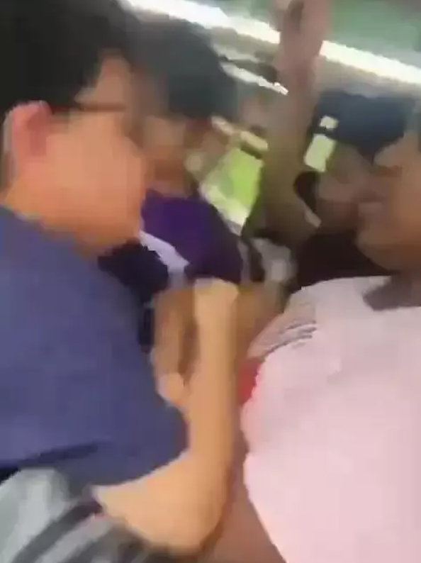 华人学生公交车上遭霸凌，非裔女生暴力殴打其头部！华人连署开除她...（组图） - 2