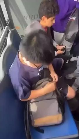华人男生公交车上遭非裔女子殴打，视频引发轩然大波！校方：受害者应该让座（组图） - 1