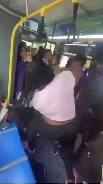 华人男生公交车上遭非裔女子殴打，视频引发轩然大波！校方：受害者应该让座（组图） - 6