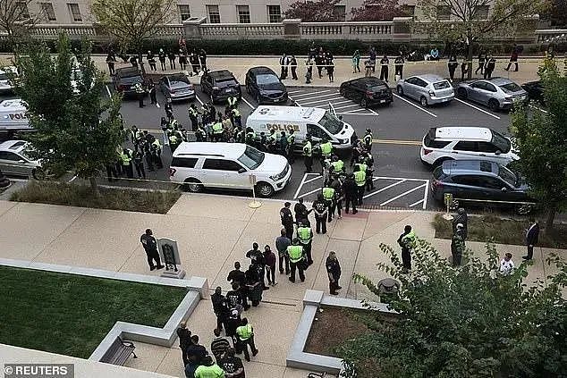 美国国会大厦被占领！警方逮捕约300亲巴抗议者（组图） - 2