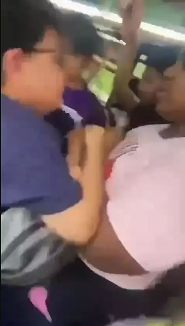 华人男生公交车上遭非裔女子殴打，视频引发轩然大波！校方：受害者应该让座（组图） - 5