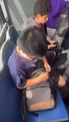 暴怒！美国华裔男生坐公车，被非裔女生暴打无力还手！ 校方竟称…（组图） - 1