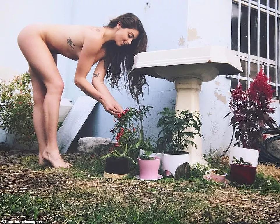 大家一起脱光光！新西兰裸体园艺节来临，男女老幼集体光着身子种花、割草、浇水…（组图） - 2