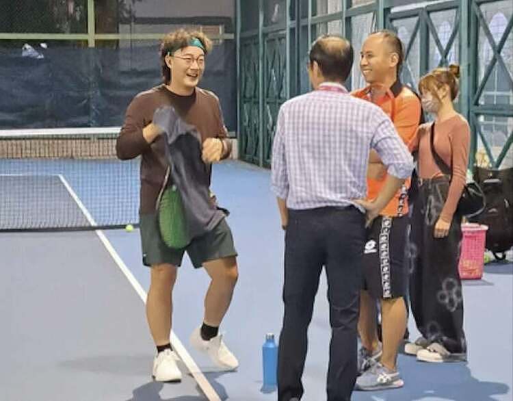 陈奕迅打网球被偶遇，疑因太激动起生理反应遭调侃（图） - 3