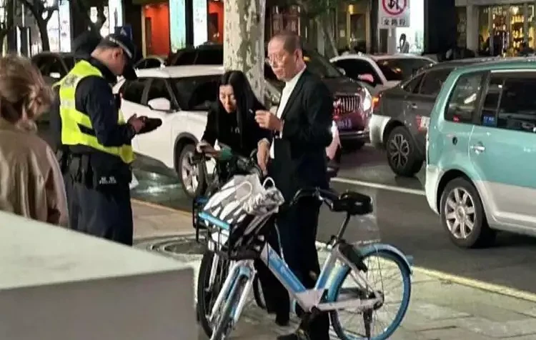 陈丹青在上海骑共享单车被罚款50元，有网友爆料他已是美国公民（组图） - 1