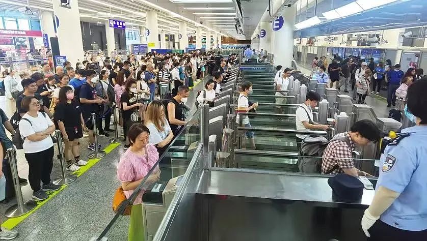 在广东花了40亿！被逼疯的香港游客，竟开始排队送钱了（组图） - 7