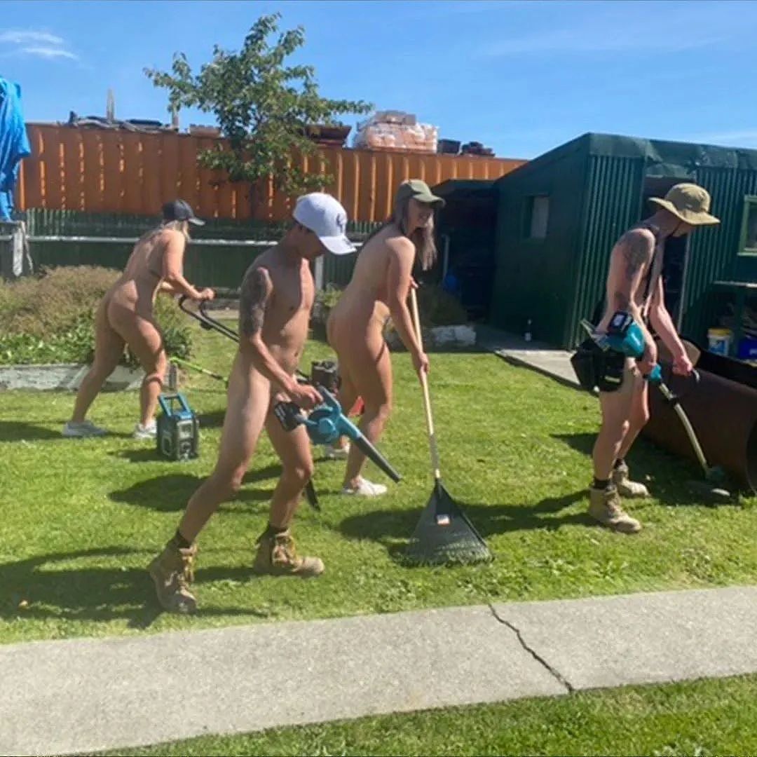 大家一起脱光光！新西兰裸体园艺节来临，男女老幼集体光着身子种花、割草、浇水…（组图） - 17