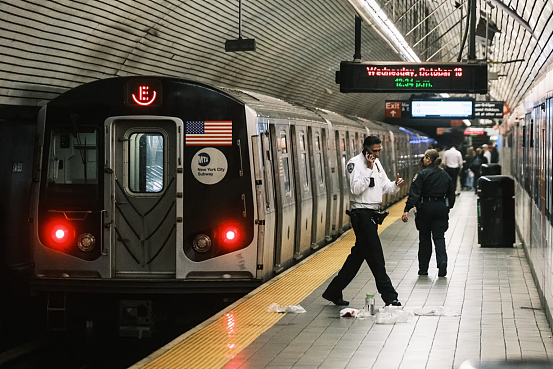 又是精神病！纽约一名30岁女子被陌生人突然推下地铁站台（组图） - 3