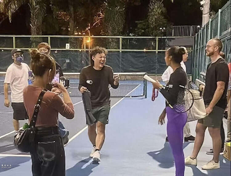 陈奕迅打网球被偶遇，疑因太激动起生理反应遭调侃（图） - 5