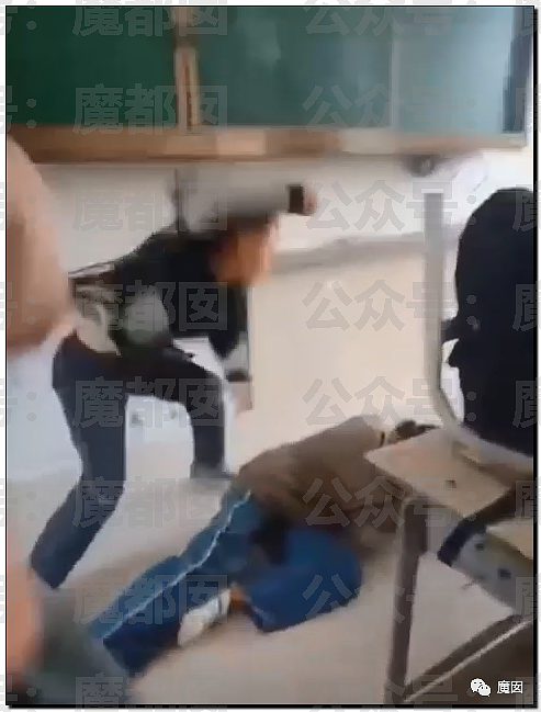 引发众怒！贵州小学男生当众拳打脚踢2位女同学，众人起哄围观拍摄（视频/组图） - 21