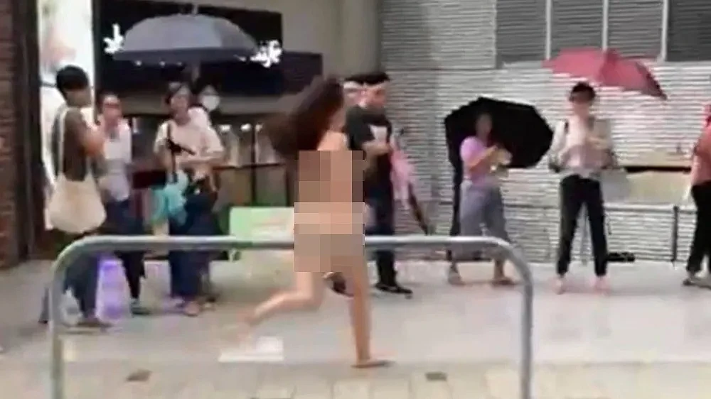 女子赤身裸体香港闹市区“飞奔”，大战短裤男！超暖陌生人脱外套送暖（组图） - 1