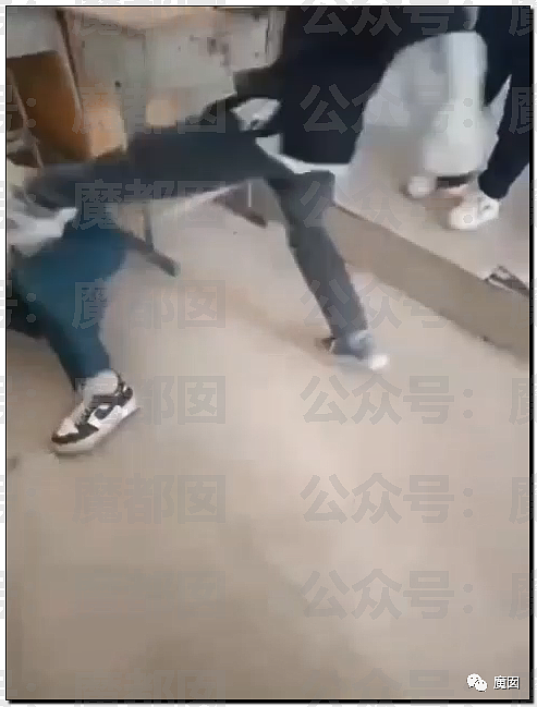 引发众怒！贵州小学男生当众拳打脚踢2位女同学，众人起哄围观拍摄（视频/组图） - 38