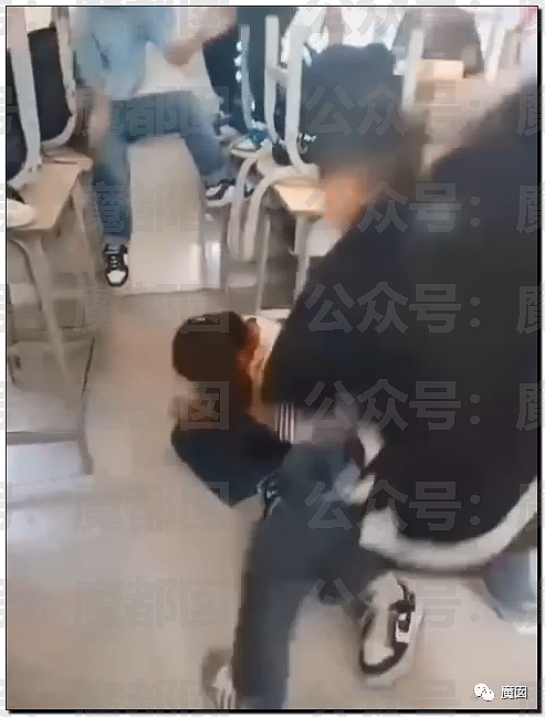 引发众怒！贵州小学男生当众拳打脚踢2位女同学，众人起哄围观拍摄（视频/组图） - 42