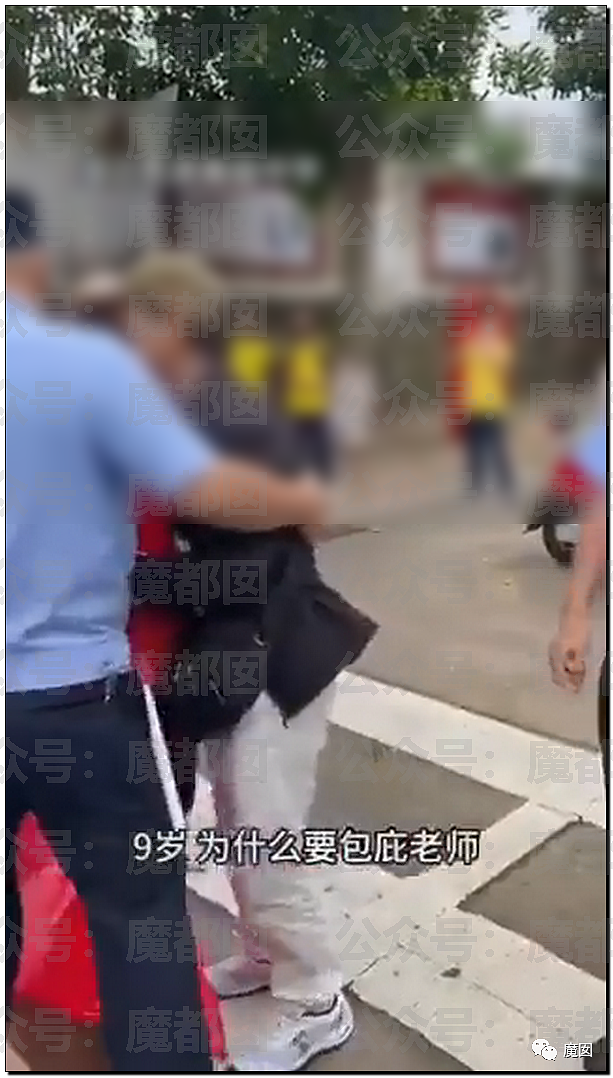 引发众怒！贵州小学男生当众拳打脚踢2位女同学，众人起哄围观拍摄（视频/组图） - 6