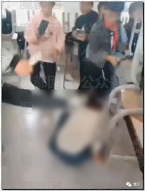 引发众怒！贵州小学男生当众拳打脚踢2位女同学，众人起哄围观拍摄（视频/组图） - 31