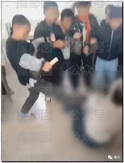 引发众怒！贵州小学男生当众拳打脚踢2位女同学，众人起哄围观拍摄（视频/组图） - 34