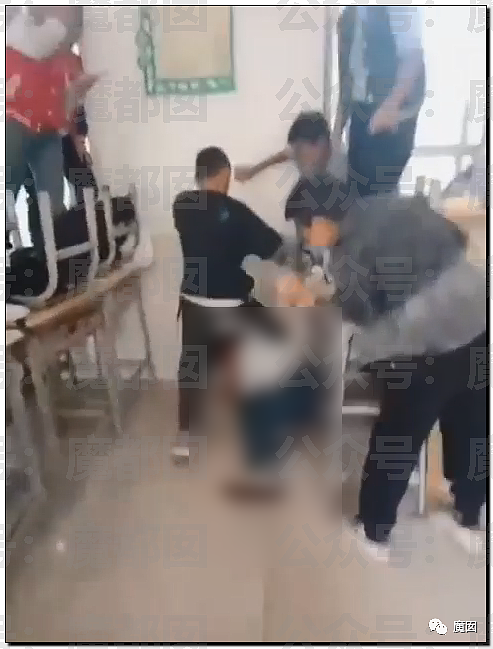 引发众怒！贵州小学男生当众拳打脚踢2位女同学，众人起哄围观拍摄（视频/组图） - 45