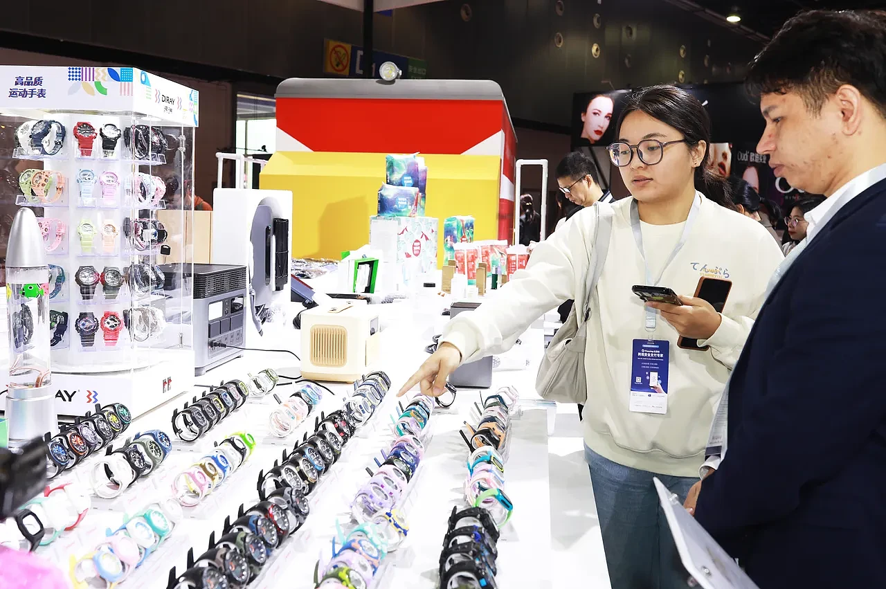 中国媒体推崇年轻人“反向消费”，不崇拜高价名牌！网友：没钱造成的（组图） - 3