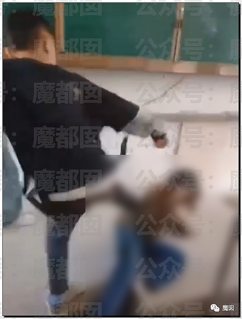 引发众怒！贵州小学男生当众拳打脚踢2位女同学，众人起哄围观拍摄（视频/组图） - 18