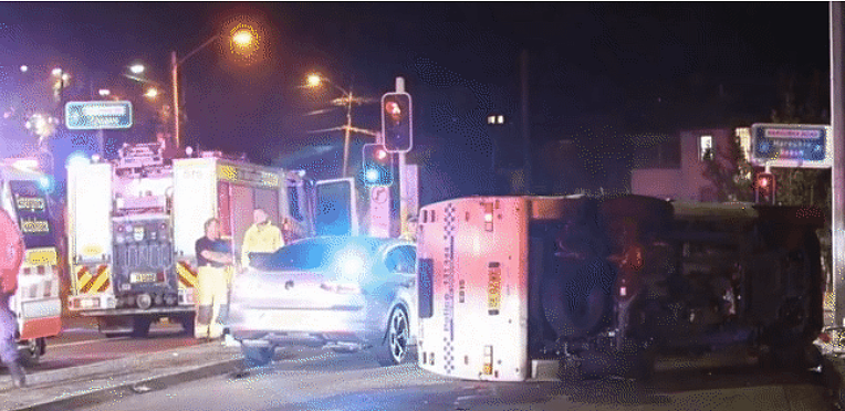 悉尼警车撞上路边奔驰及路虎，2警员受伤送医（组图） - 1