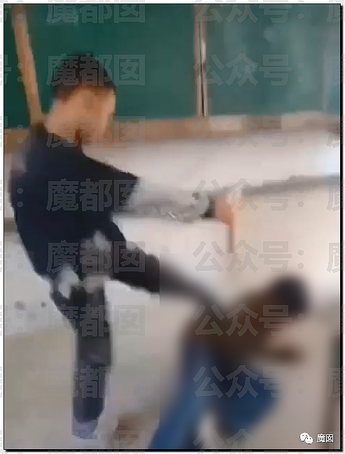 引发众怒！贵州小学男生当众拳打脚踢2位女同学，众人起哄围观拍摄（视频/组图） - 19