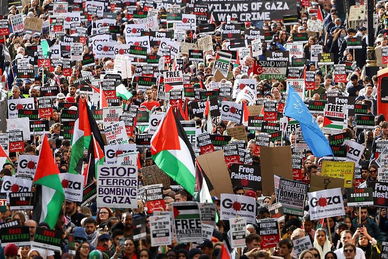 伦敦爆发挺巴勒斯坦示威，10万人上街挥舞巴国旗（图） - 1