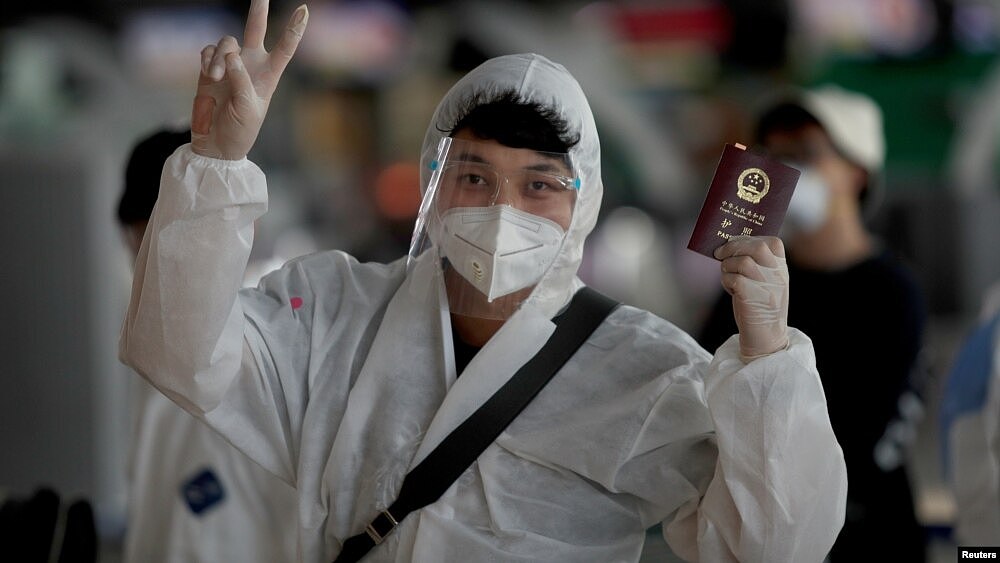中国加强护照管制！编制内人员自由受限、出国变难（图） - 1
