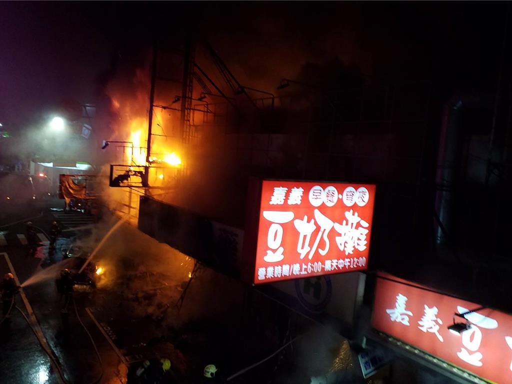 热火冲天！台湾嘉义市深夜大火：10店面陷火海，所幸无人伤亡！起火原因待查（视频/组图） - 3