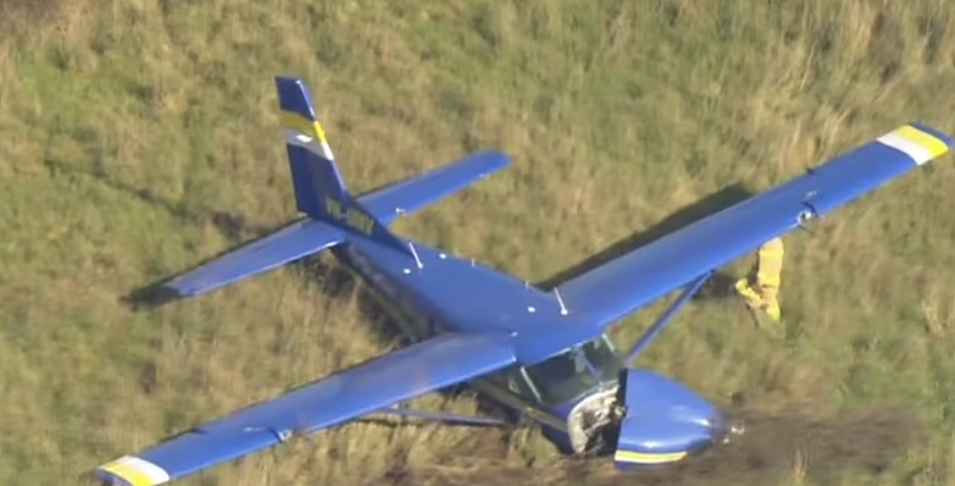 澳洲连续发生坠机！维州17人跳伞机刚起飞就迫降，冲出跑道，昆州飞机失事大火，飞行员丧生（组图） - 11