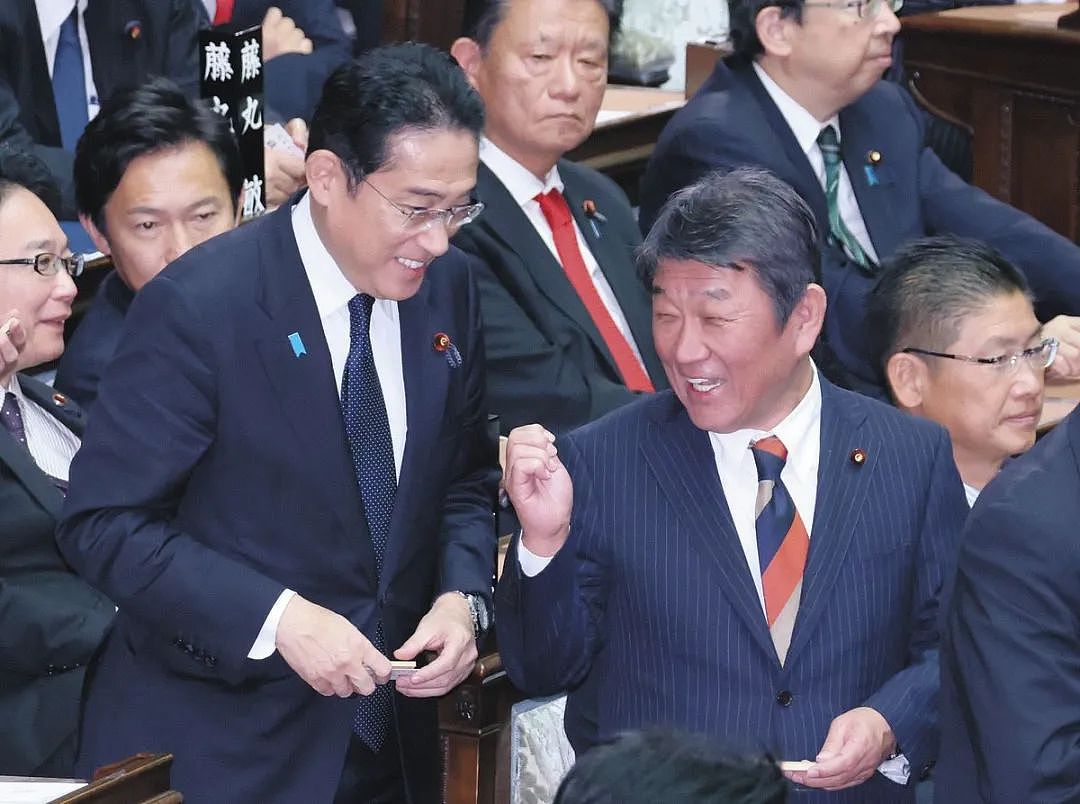日本首相偷偷给自己涨工资，月薪201万的岸田还埋怨老百姓不知足（组图） - 1