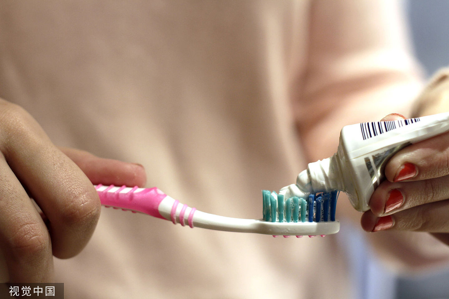 牙刷放浴室成细菌炸弹！牙医警告：洗澡顺便刷牙超危险（图） - 1