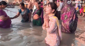 日本美女网红去印度恒河体验“净身仪式”，结果悲剧了（视频/组图） - 8