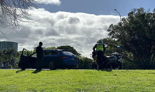 知法犯法？新西兰华人留学生骑行遇车祸，“肇事者”竟是NZ警方（组图） - 2