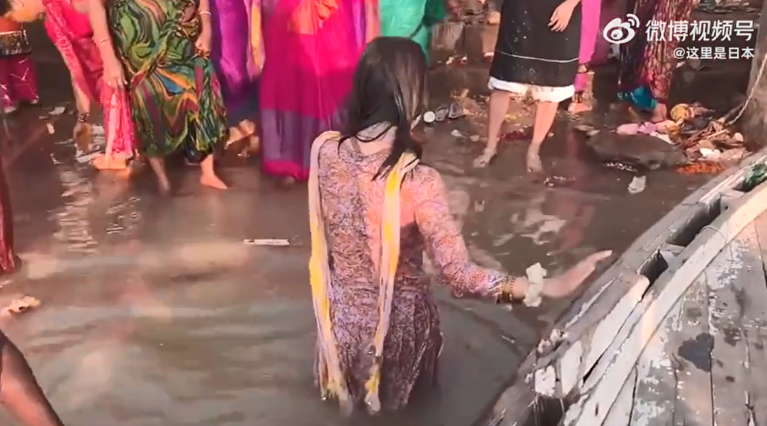 日本美女网红去印度恒河体验“净身仪式”，结果悲剧了（视频/组图） - 13