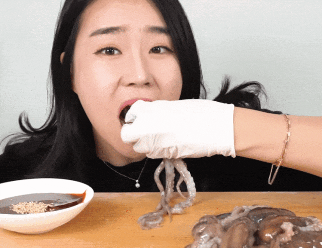 韩国老人吃活章鱼被噎死，残忍吃法惊呆外网..网友：恶有恶报（组图） - 11