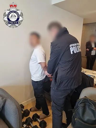 长江换汇又爆大瓜！澳洲大银行员工被捕，前移民副部长被骗！（组图） - 8