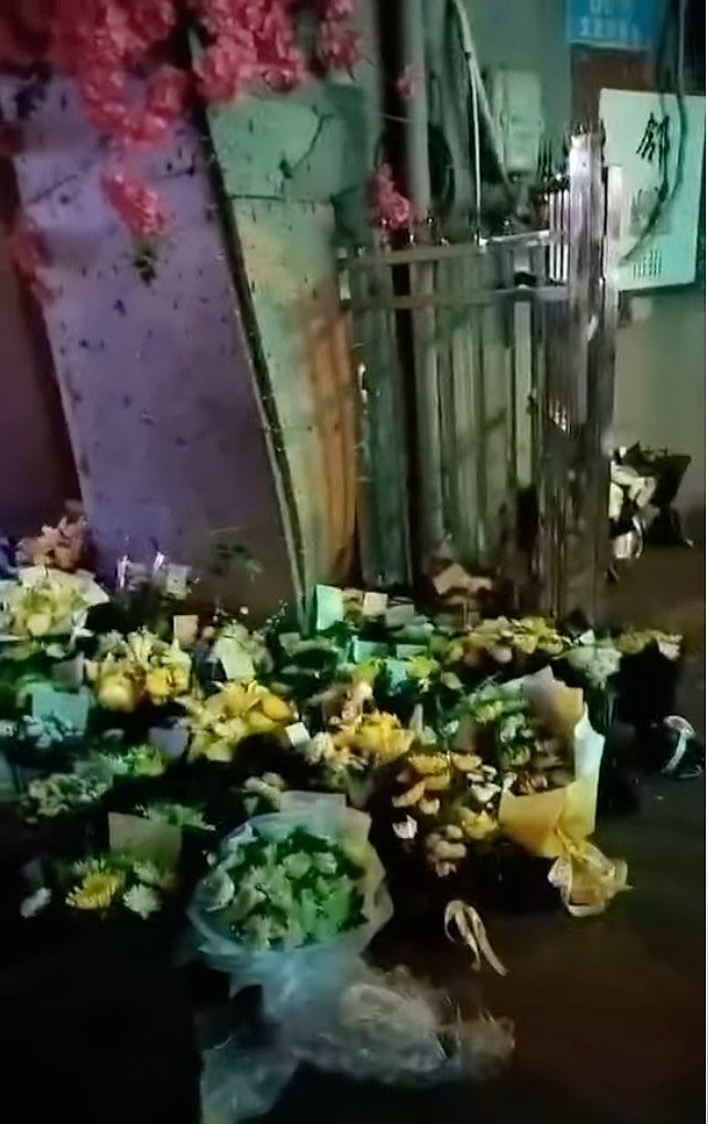 李克强逝世，民众自发前往其安徽故居悼念，留下大量花束卡片（视频/组图） - 7